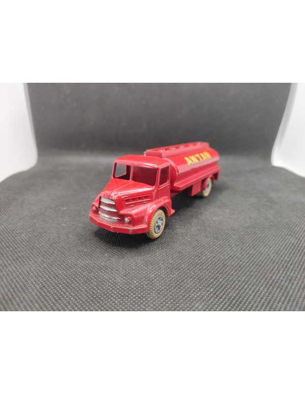 J.R.D. JRD Camion UNIC citerne ANTAR très proche