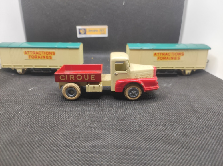 TRACTEUR UNIC IZOARD "CIRQUE" AVEC SES 2 REMORQUES ATTRACTIONS - JRD - N°124 - 1/50 | Tracteur Unic Izord "Cirque"  2 remorqu...