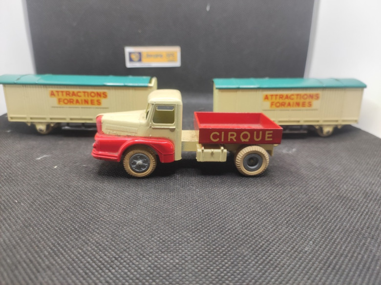 TRACTEUR UNIC IZOARD "CIRQUE" AVEC SES 2 REMORQUES ATTRACTIONS - JRD - N°124 - 1/50 | Tracteur Unic Izord "Cirque"  2 remorqu...