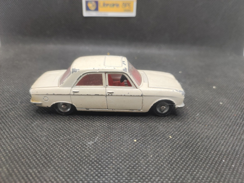 PEUGEOT 304 BERLINE BLANCHE - DINKY TOYS FR - N° 1428 - 1/43 | Peugeot304 Berline Blanche - 1428 |