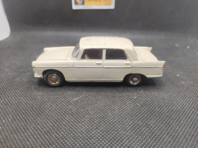 PEUGEOT 404 BLANCHE - DINKY TOYS FR - N° 553 - 1/43 | Peugeot 404 Blanche - 553 |