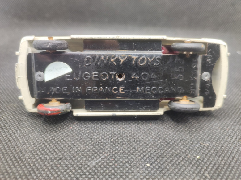 PEUGEOT 404 BLANCHE - DINKY TOYS FR - N° 553 - 1/43 | Peugeot 404 Blanche - 553 |