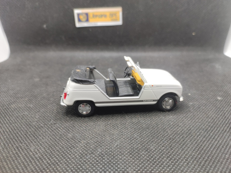 RENAULT 4 PLEIN AIR 1968 - UNIVERSAL HOBBIES - 1/43 | Renault 4 Plein Air de 1968 |