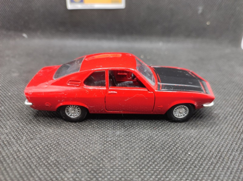 OPEL MANTA 1900 SR ROUGE ET NOIR - SOLIDO - N° 70 - 1/43 | Opel Manta 1900 SR - 70 |