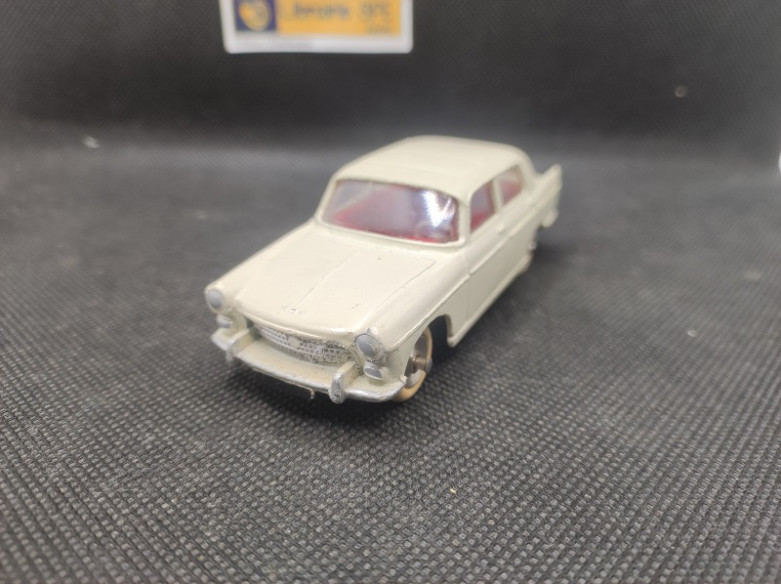 PEUGEOT 404 BERLINE -DINKY TOYS FR - N° 553 - 1/43 | Peugeot 404 Berline Blanche - 553 |