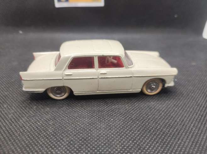 PEUGEOT 404 BERLINE -DINKY TOYS FR - N° 553 - 1/43 | Peugeot 404 Berline Blanche - 553 |