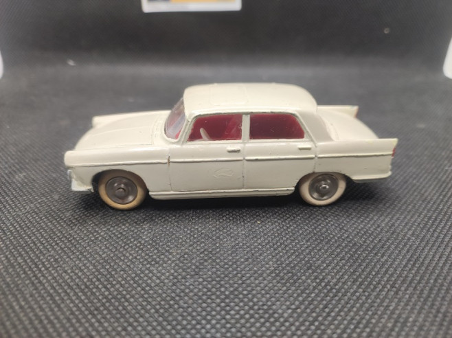 PEUGEOT 404 BERLINE -DINKY TOYS FR - N° 553 - 1/43 | Peugeot 404 Berline Blanche - 553 |