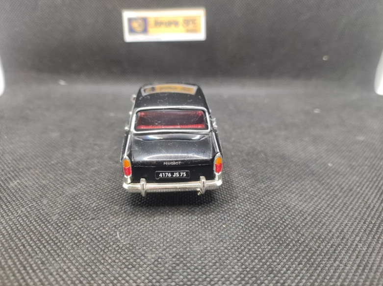 PEUGEOT 404 BERLINE 1960 - NOSTALGIE - N° 6 - 1/43 | Peugeot 404 Berline de 1960 - 6 |