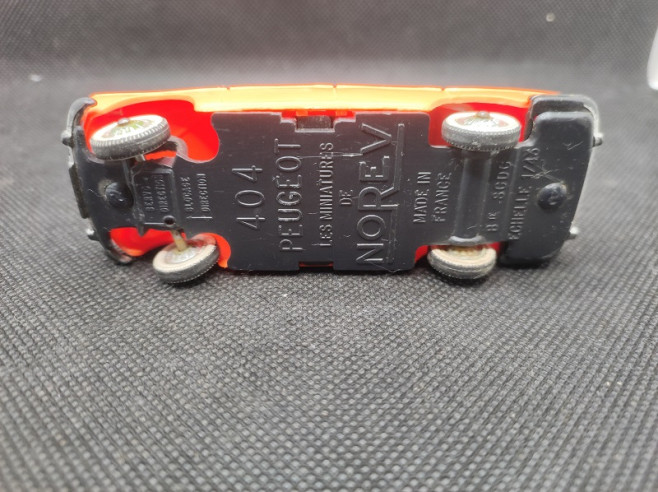 PEUGEOT 404 - NOREV - 1/43 | Peugeott 404 - orange |