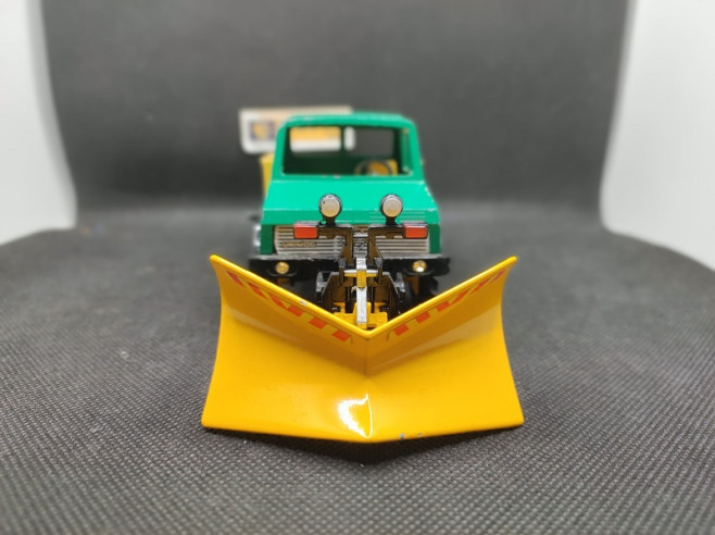 MERCEDES UNIMOG CHASSE NEIGE - BRITAINS - N° 9569 - 1/43 | Mercedes Unimog Chasse Neige - 9569 |