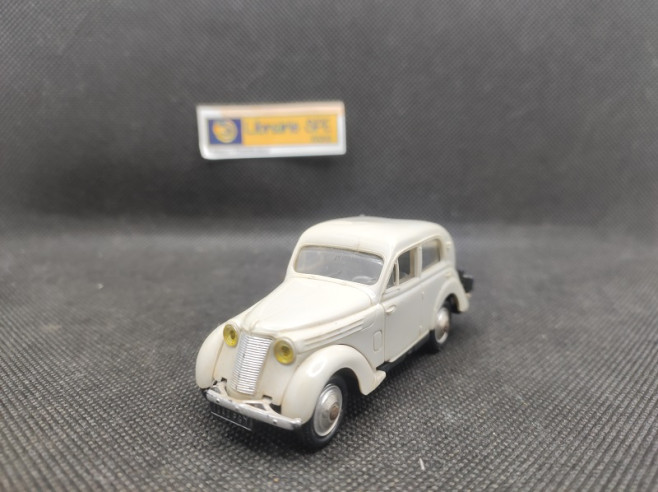 RENAULT JUVAQUATRE - NOREV - N° 10 - 1/43 | Renault Juvaquatre - 10 |