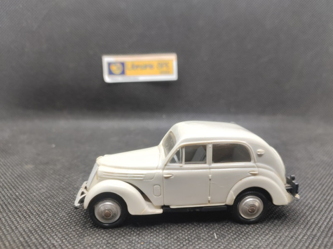 RENAULT JUVAQUATRE - NOREV - N° 10 - 1/43 | Renault Juvaquatre - 10 |