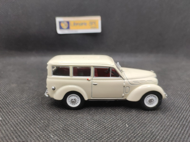 RENAULT JUVAQUATRE BREAK 1949 - UNIVERSAL HOBBIES - N° 2 - 1/43 | Renault Juvaquatre Break de 1949 - 2 |