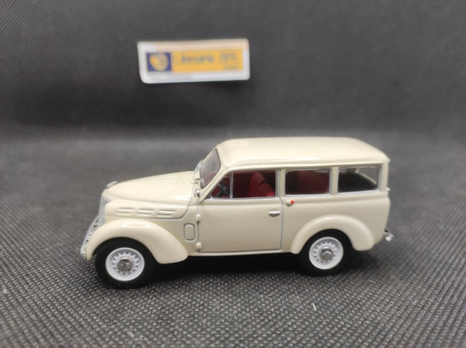 RENAULT JUVAQUATRE BREAK 1949 - UNIVERSAL HOBBIES - N° 2 - 1/43 | Renault Juvaquatre Break de 1949 - 2 |