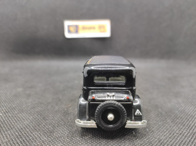 CITROEN 8CV ROSALIE 1933 - UNIVERSAL HOBBIES - N° 07 - 1/43 | Citroën 8cv Rosalie de 1933 - 07 |
