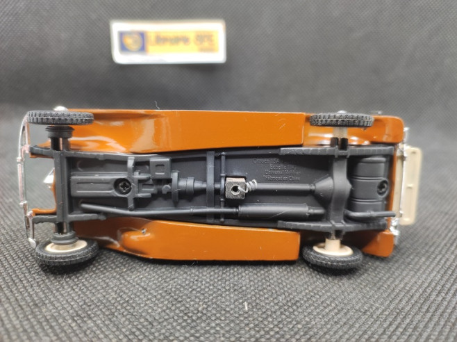 CITROEN 15 A FAMILIALE 1933 - UNIVERSAL HOBBIES - 1/43 | Citroën 15 A Familiale de 1933 |