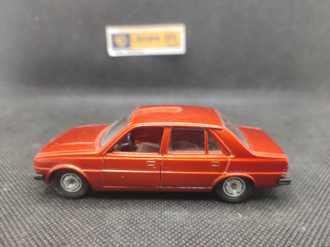 PEUGEOT 305 ROUGE 1977 - SOLIDO - N° 90 - 1/43 | Peugeot 305 Rouge de 1977 - 90 |