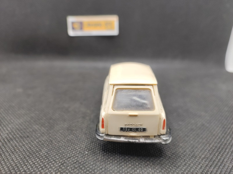 PANHARD PL 17 BREAK - NOREV - N° 4 - 1/43 | Panhard PL 17 Break - 4 |