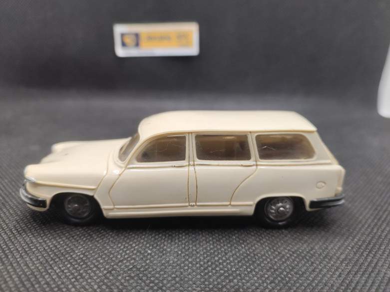PANHARD PL 17 BREAK - NOREV - N° 4 - 1/43 | Panhard PL 17 Break - 4 |