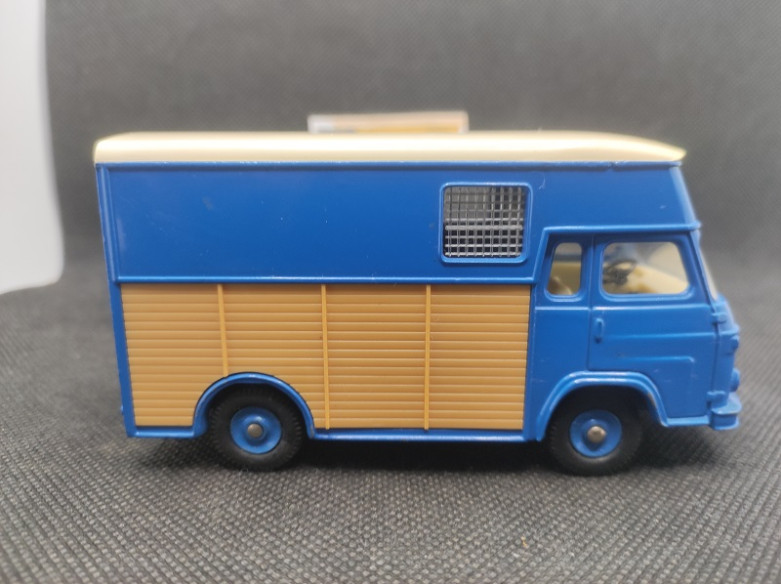 DINKY TOYS 571 Transport Saviem De Chevaux De Courses Avec Driver,sulky