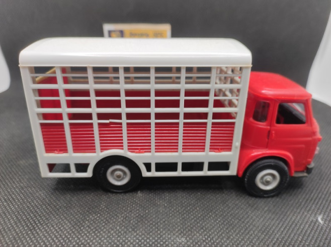 CAMION SAVIEM SG4 BETAILLERE - NOREV - N° 100 - 1/43 | Camion Saviem SG4 bétaillère - 100 |