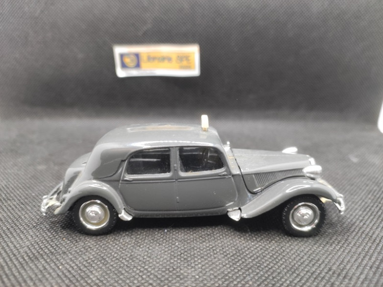 CITROEN TRACTION 15 SIX TAXI 1952 - SOLIDO - N° 4536 - 1/43 | Citroën Traction 15 six TAXI de 1952 - 4536 |
