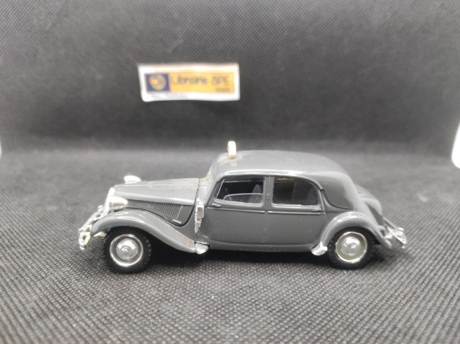 CITROEN TRACTION 15 SIX TAXI 1952 - SOLIDO - N° 4536 - 1/43 | Citroën Traction 15 six TAXI de 1952 - 4536 |