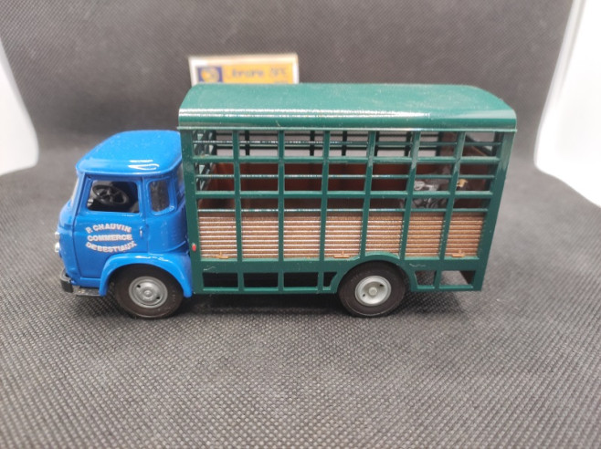 CAMION SAVIEM SG4 BETAILLERE "P. CHAUVIN" - NOREV - 1/43 | Camion Saviem SG4 Bétaillère Ets P. Chauvin |