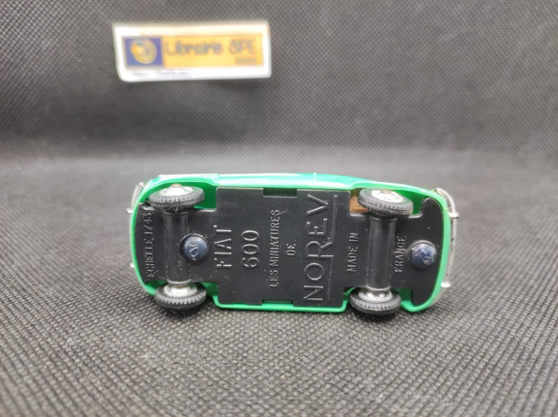 FIAT 600 VERTE " AVEC VITRE " - NOREV - N° 61 - 1/43 | Fiat 600 Verte avec vitre - 61 |