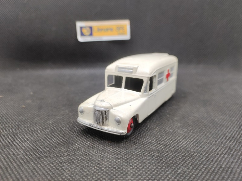 DAIMLER AMBULANCE - DINKY TOYS GB -N° 253 - 1/43 | Daimler Ambulance - 253 |