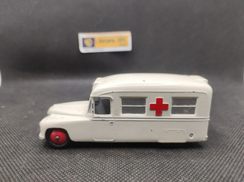 DAIMLER AMBULANCE - DINKY TOYS GB -N° 253 - 1/43 | Daimler Ambulance - 253 |
