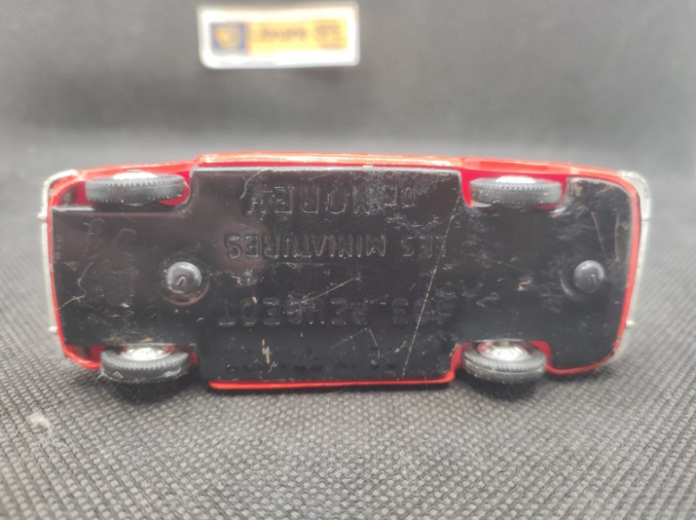 PEUGEOT 403 - NOREV - N° 9 - 1/43 | Peugeot 403 Rouge - 9 |