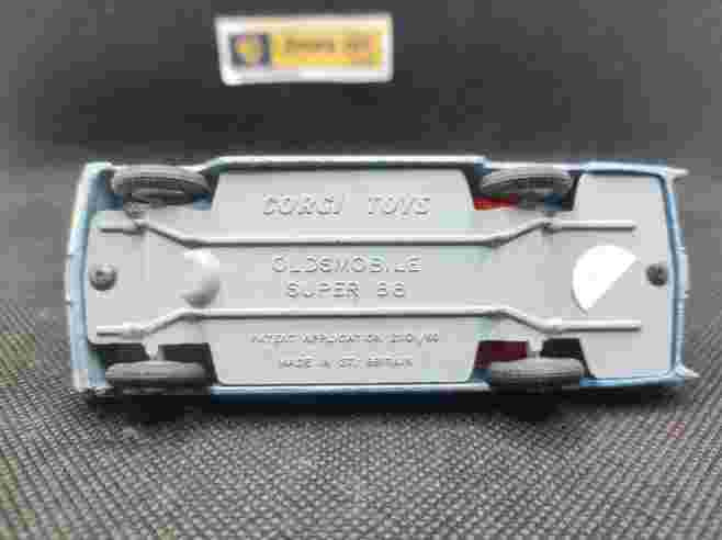 OLSMOBILE SUPER 88 - CORGI TOYS - N° 235 - 1/43 | Oldsmobile Super 88 - 235 |