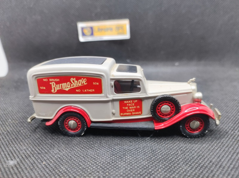 DODGE VAN TRUCK 1936 "BURMA SHAVE" - BROOKLIN MODELS - N° 16 - 1/43 | Dodge Van Truck 1936 "Burma Shave" - 16 |