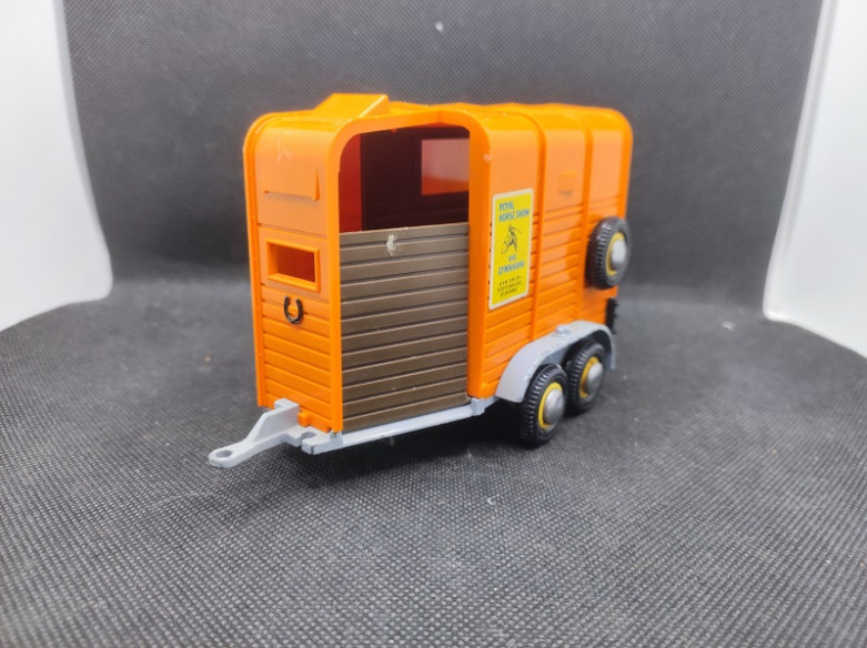 DOUBLE HORSE TRAILER - BRITAINS - N° 9562 - 1/32 | Double Horse Trailer - 9562 |