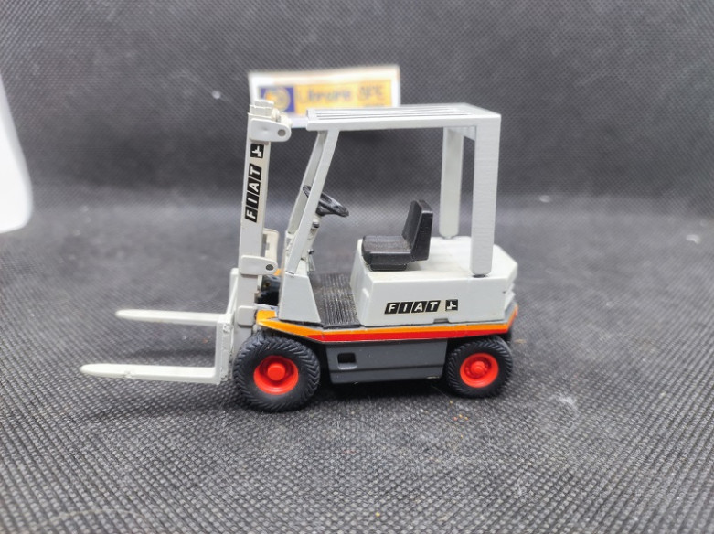 CHARIOT ELEVATEUR - OLDS CAR - 1/35 | Chariot Élévateur - Olds Car |