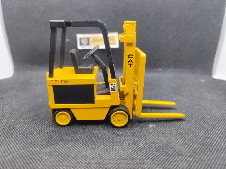 CATERPILLAR CHARIOT ELEVATEUR - NZG - N° 225 - 1/25 | Caterpillar Chariot Élévateur - 225 |