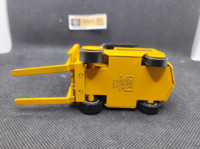 CATERPILLAR CHARIOT ELEVATEUR - NZG - N° 225 - 1/25 | Caterpillar Chariot Élévateur - 225 |
