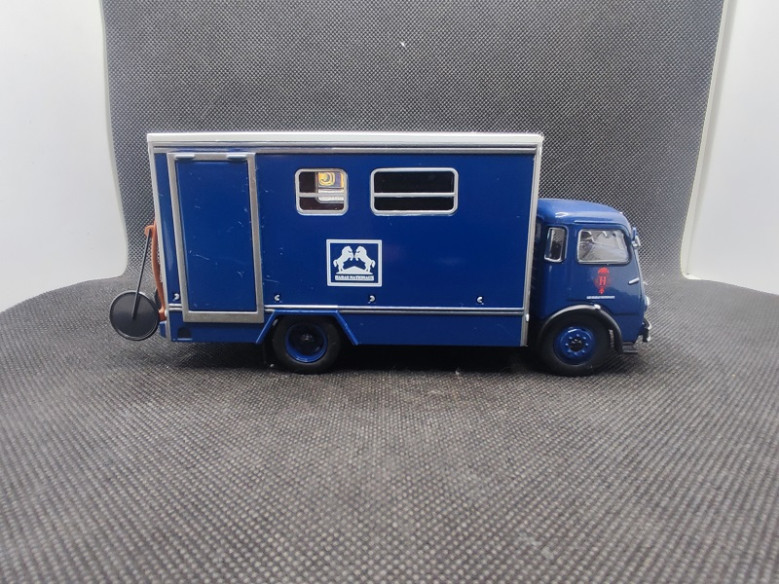 CAMION BERLIET GLA-GLB TRANSPORT DE CHEVAUX 1957 - IXO - 1/43 | Camion Berliet GLA-GLB Transport de Chevaux 1957 |