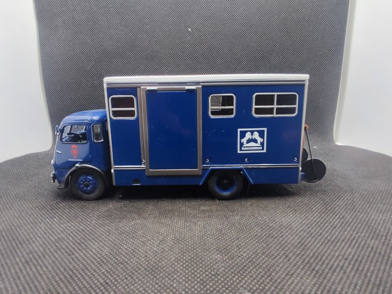 CAMION BERLIET GLA-GLB TRANSPORT DE CHEVAUX 1957 - IXO - 1/43 | Camion Berliet GLA-GLB Transport de Chevaux 1957 |