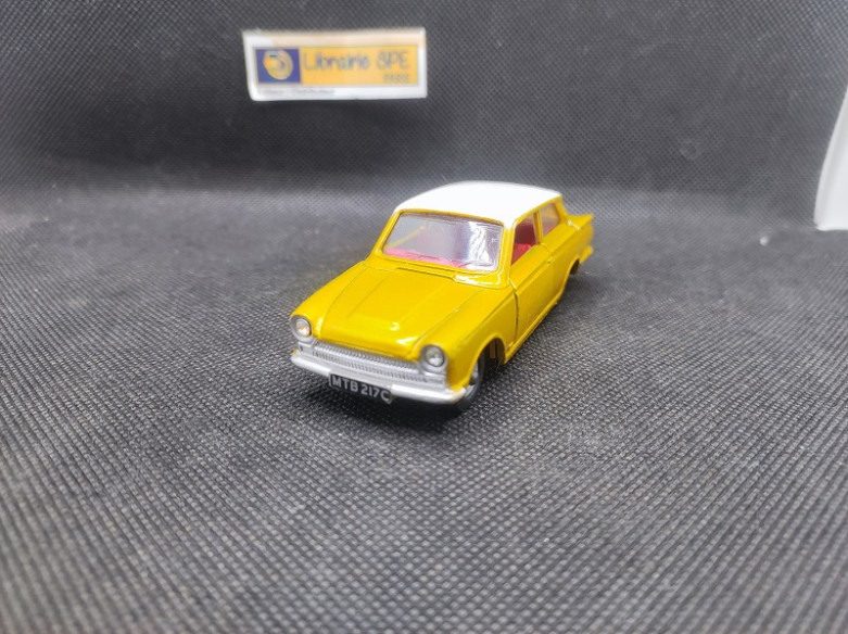 FORD CORTINA - DINKY TOYS GB - N° 133 - 1/43 | Ford Cortina - 133 |