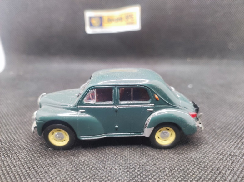 RENAULT 4 CV BERLINE GRAND LUXE TYPE R1060 1950 - ELIGOR - N° 6 - 1/43 | Renault 4 CV Berline Grand Luxe Type R1060 1950  - 6 |