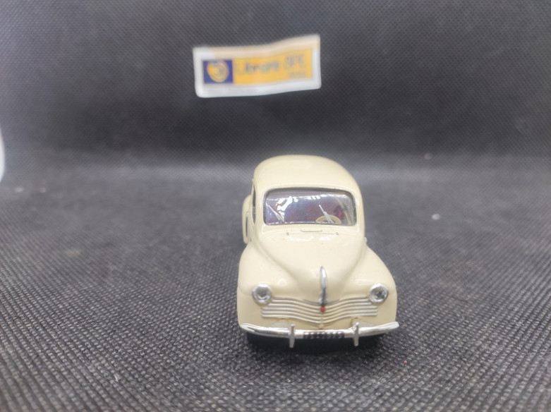 RENAULT 4 CV BEIGE 1947 - IXO - N° 23 - 1/43 | Renault 4 CV Beige de 1947 - 23 |