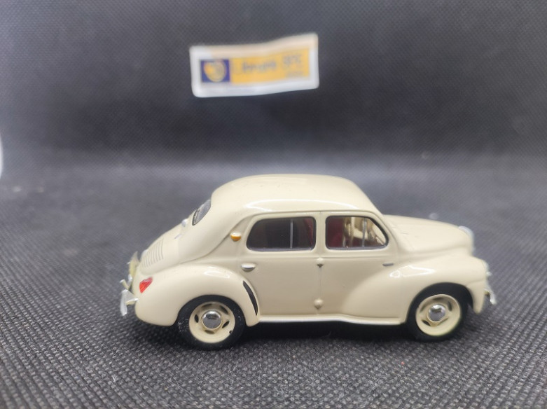 RENAULT 4 CV BEIGE 1947 - IXO - N° 23 - 1/43 | Renault 4 CV Beige de 1947 - 23 |