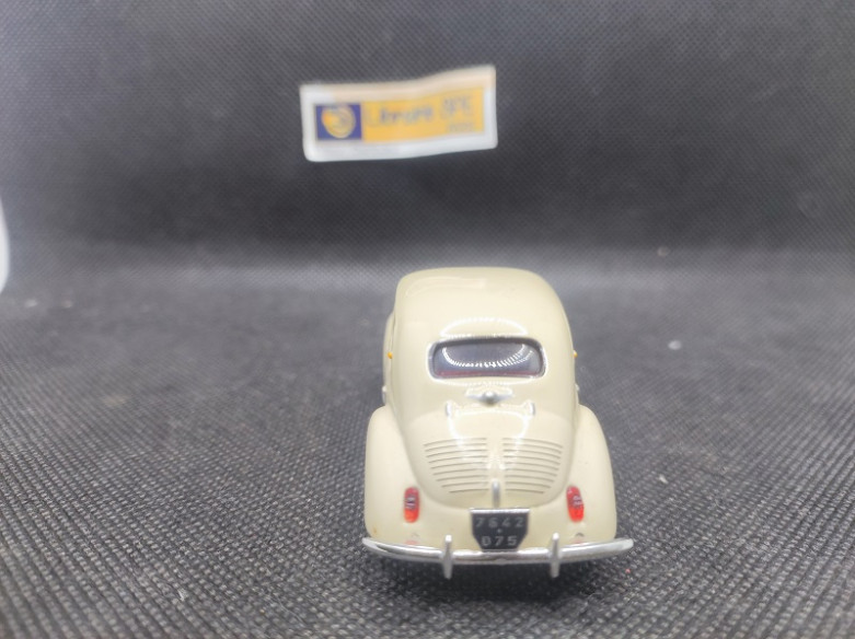 RENAULT 4 CV BEIGE 1947 - IXO - N° 23 - 1/43 | Renault 4 CV Beige de 1947 - 23 |