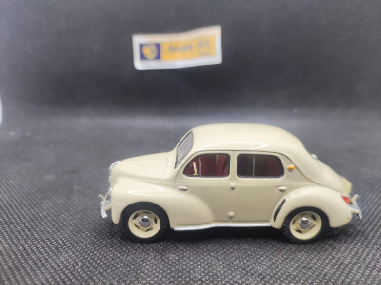 RENAULT 4 CV BEIGE 1947 - IXO - N° 23 - 1/43 | Renault 4 CV Beige de 1947 - 23 |