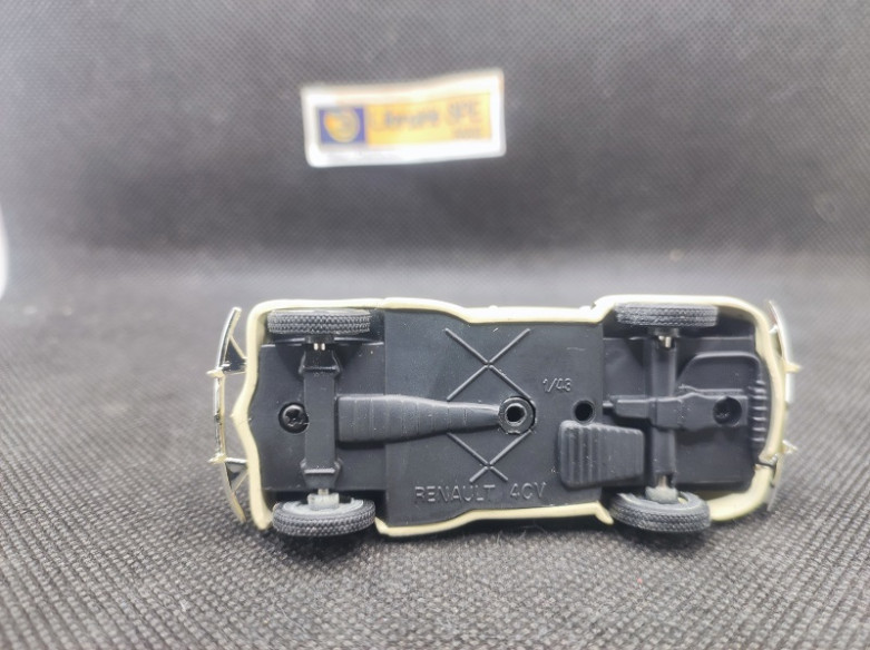 RENAULT 4 CV BEIGE 1947 - IXO - N° 23 - 1/43 | Renault 4 CV Beige de 1947 - 23 |