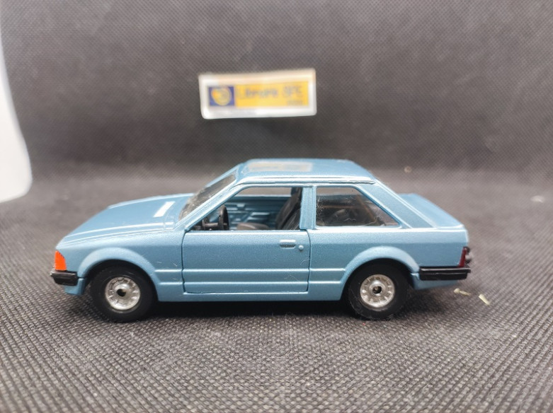 FORD ESCORT 1.3 GL - CORGI - N° 334 - 1/36 | Ford Escort 1.3 GL - 334 |