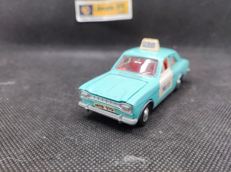 FORD ESCORT PANDA POLICE CAR - DINKY TOYS GB - N° 270 - 1/43 | Ford Escort Panda Police Car - 270 |