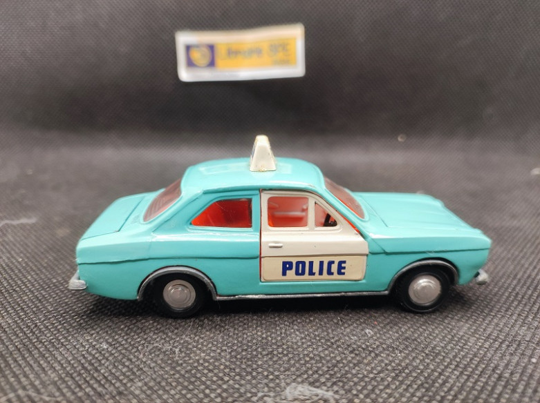 FORD ESCORT PANDA POLICE CAR - DINKY TOYS GB - N° 270 - 1/43 | Ford Escort Panda Police Car - 270 |